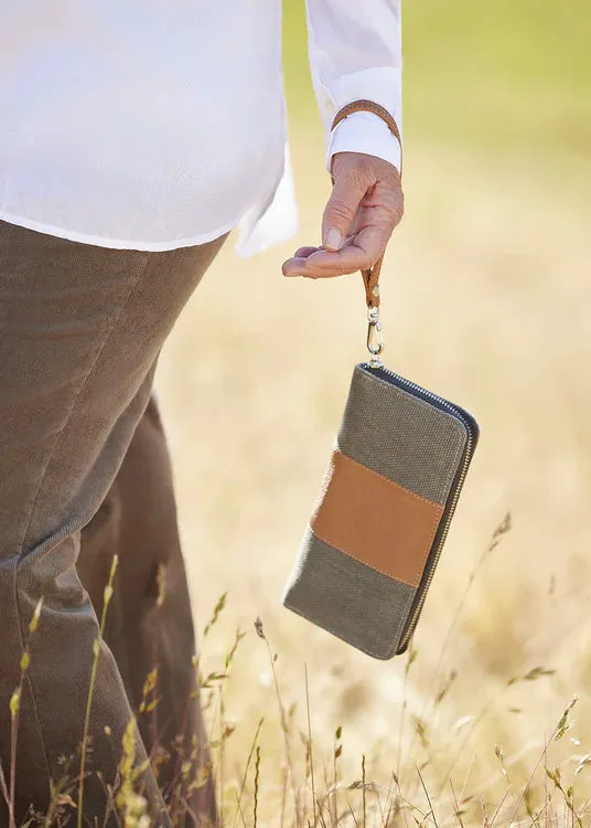 OUGHTON™ Paddock Wristlet Wallet in Vintage Canvas